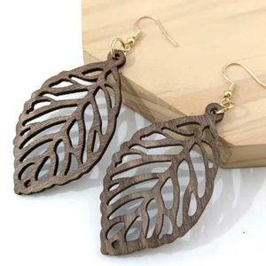 Wooden leaf hanging earrings￥￥